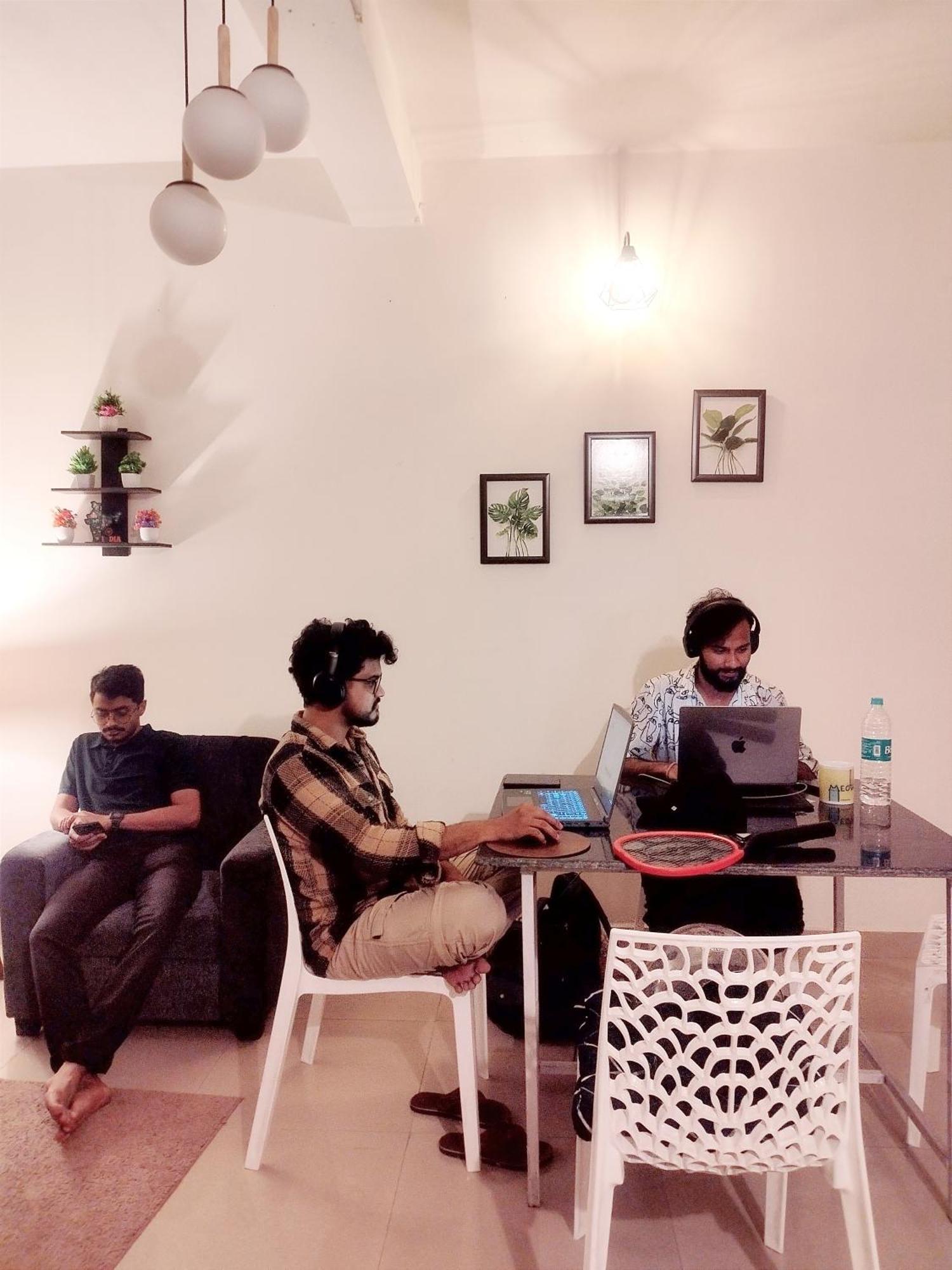 Nomad'S Nest Backpackers Hostel Guwahati Esterno foto